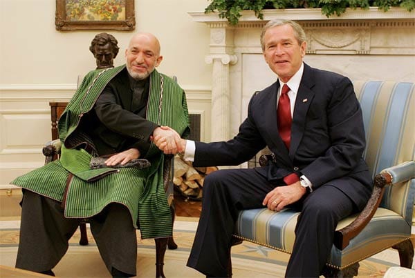 Karsai (links, mit US-Präsident George W. Bush) wird bei der Präsidentschaftswahl im Oktober 2004 bestätigt.