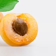 Vorsicht, giftig: Aprikosenkerne können tödlich sein.