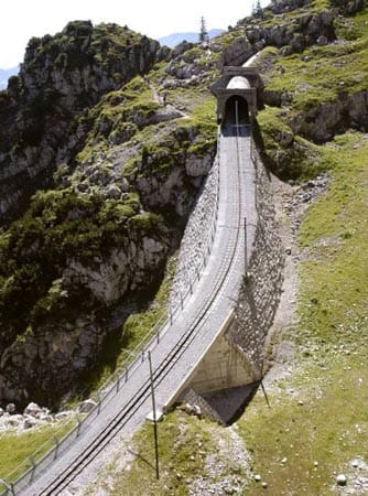 Dabei hat die Zahnradbahn insgesamt 1200 Höhenmeter zu überwinden. 23,7 Prozent beträgt die Steigung am steilsten Stück.