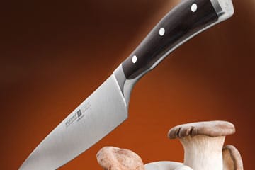 Bei Wüsthof sticht die Serie Ikon heraus. Diese Messer sind aus einem Stück hochwertigem Chrom-Molybdän-Vanadium-Stahl geschmiedet. Zudem werden sie in Handarbeit einem Polierabzug unterzogen, der zusätzliche Schärfe bringt. Messer der Serie gibt es ab rund 75 Euro.