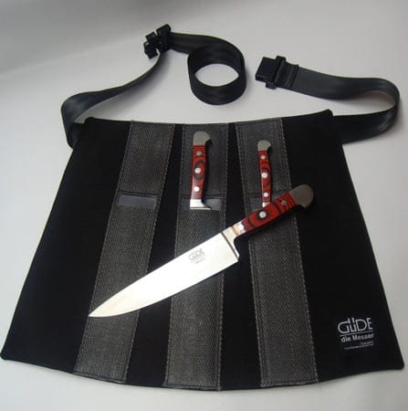 Die Messerschürze von Güde ist ein ungewöhnliches und edles Teil. Die Schürze bietet Platz für drei Messer, die Sie so immer schnell zur Hand haben. Erhältlich für rund 175 Euro.