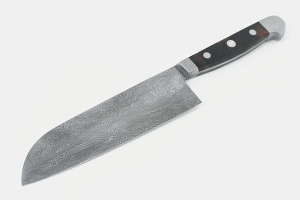 Die Messerserie "Güde Balbach Damast" besteht aus fünf verschiedenen Klingen in 300 Lagen. Das Santoku-Messer mit einem Griff aus versteinertem Wüsteneisenholz und einer Klingenlänge von 18 Zentimetern kostet rund 1390 Euro.