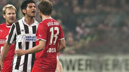 Zambrano (Mitte) legte sich nicht nur mit Rösler (hinten) an.