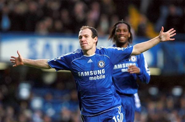 2004 verpflichtet der FC Chelsea Robben. An der Stamford Bridge spielt er mit anderen Ausnahmekönnern wie Didier Drogba zusammen. Der Flügelflitzer bleibt drei Jahre in London und gewinnt unter anderem zwei Mal die englische Meisterschaft.