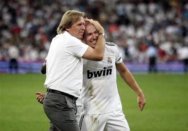 2007 folgt Robben dem Lockruf der Königlichen und wechselt zu Real Madrid. Sein Trainer dort heißt Bernd Schuster. Gleich im ersten Jahr gewinnt Robben die spanische Meisterschaft und den spanischen Supercup.