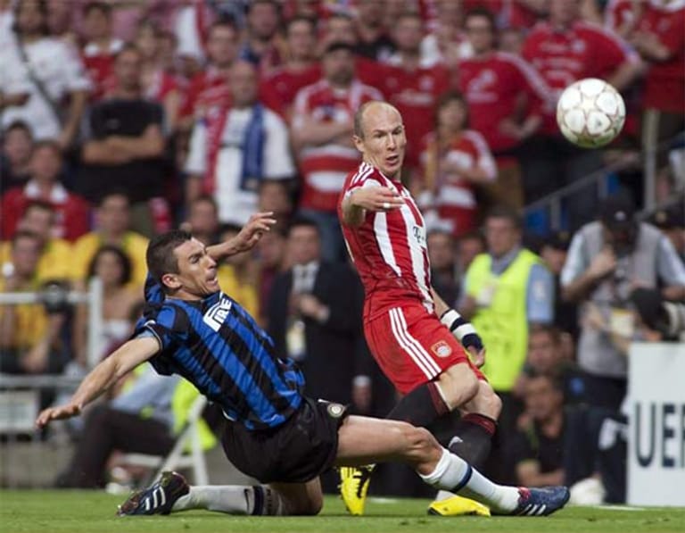 In seiner ersten Saison bei den Bayern gewinnt Robben mit dem deutschen Rekordmeister gleich Meisterschaft und Pokal. Der Traum vom Triple platzt erst im Champions-League-Endspiel gegen Inter Mailand (im