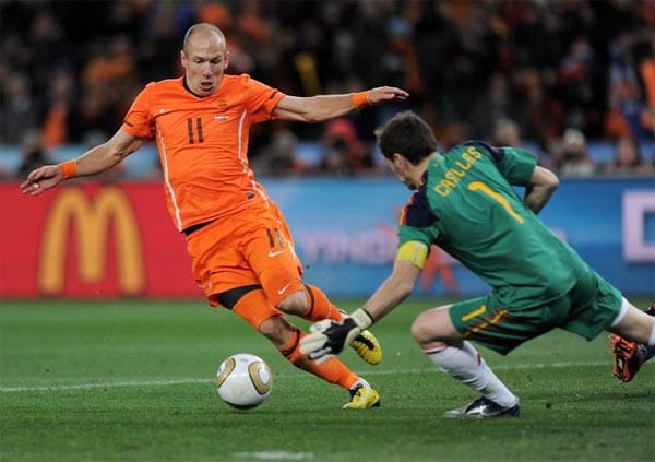 Rund fünf Wochen später steht für Robben das nächste Endspiel an. Bei der WM 2010 in Südafrika sieht sich der Offensivspieler mit der "Elftal" Spanien gegenüber. Robben vergibt dabei eine hundertprozentige Chance, als er am gegnerischen Keeper Iker Casillas scheitert.