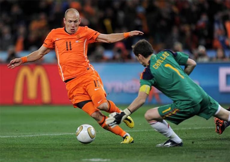 Rund fünf Wochen später steht für Robben das nächste Endspiel an. Bei der WM 2010 in Südafrika sieht sich der Offensivspieler mit der "Elftal" Spanien gegenüber. Robben vergibt dabei eine hundertprozentige Chance, als er am gegnerischen Keeper Iker Casillas scheitert.