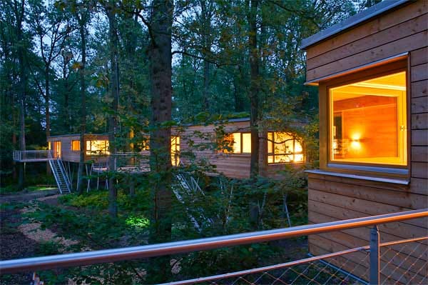 Wer das offiziell bereits im Winter eröffnete "Resort Baumwipfelhäuser" bei Bad Zwischenahn gebucht hat, der sieht erst mal nur einen Eichenwald vor sich.