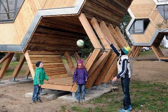 Für Kinder besonders spannend: Übernachten in wabenförmigen Baumhäusern