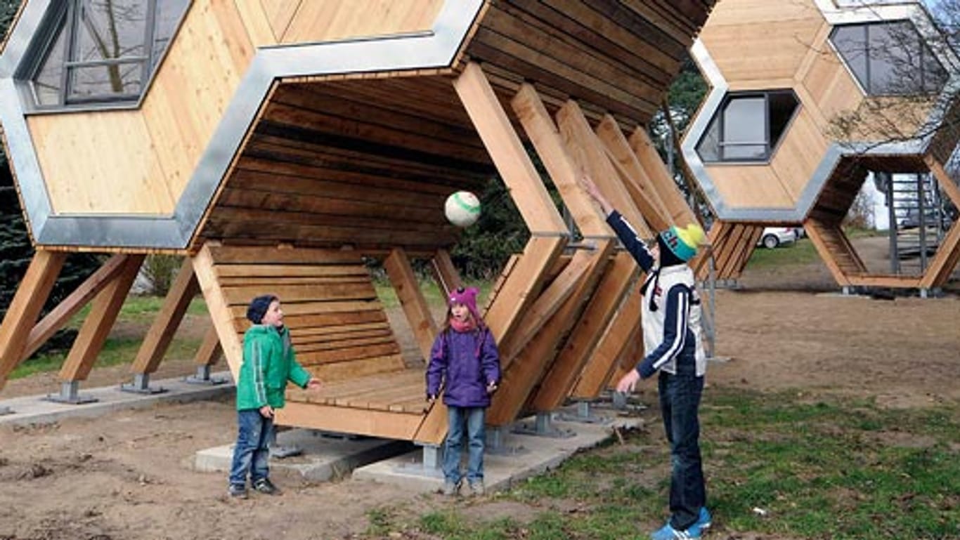 Für Kinder besonders spannend: Übernachten in wabenförmigen Baumhäusern