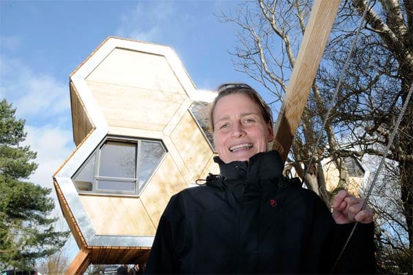 Architektin Stefanie Henneke vom Studio Nord Ost aus Wismar vor einem von ihr entworfenen Baumhaus in Form einer Bienenwabe.