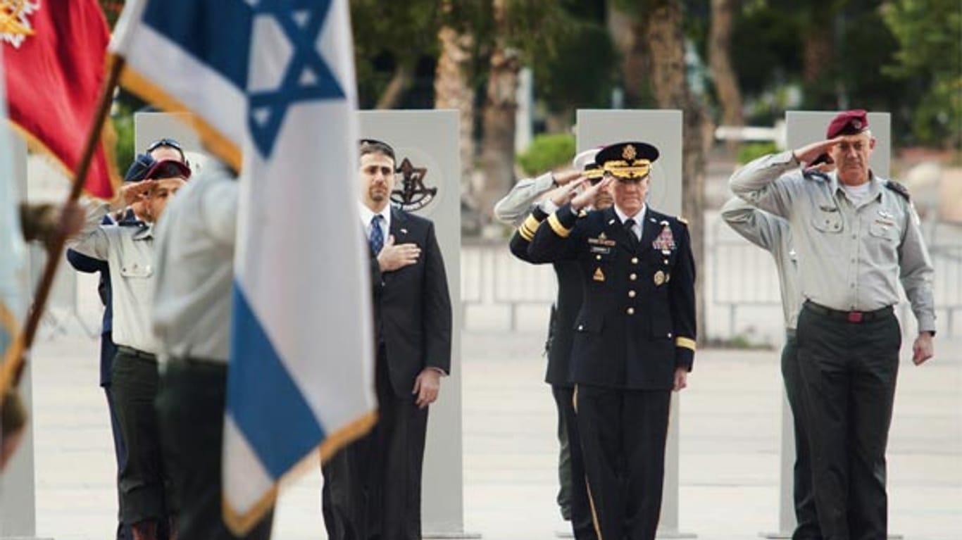 Der israelische Oberbefehlshaber Benny Gantz (ganz rechts) salutiert neben seinem amerikanischen Amtskollegen