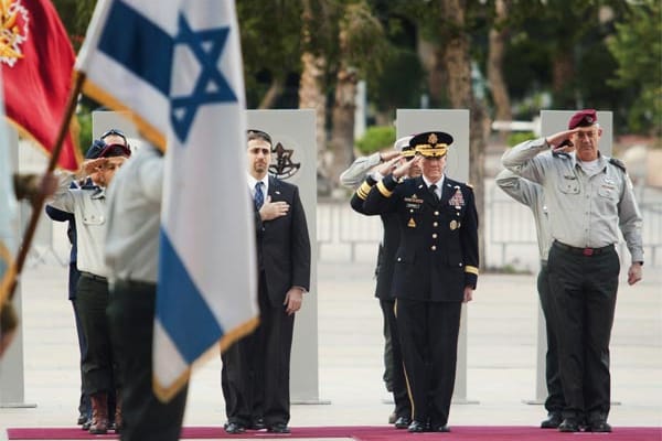 Der israelische Oberbefehlshaber Benny Gantz (ganz rechts) salutiert neben seinem amerikanischen Amtskollegen