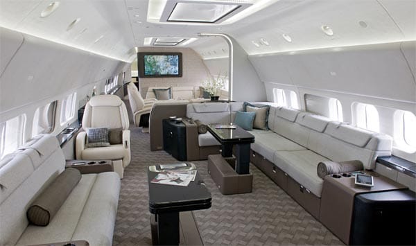 Innen erwartet die Gäste jedoch Luxus pur. In der Boeing 737 befinden sich ein gemütlich eingerichtetes Wohnzimmers mit einem gigantischen Flachbildschirm.