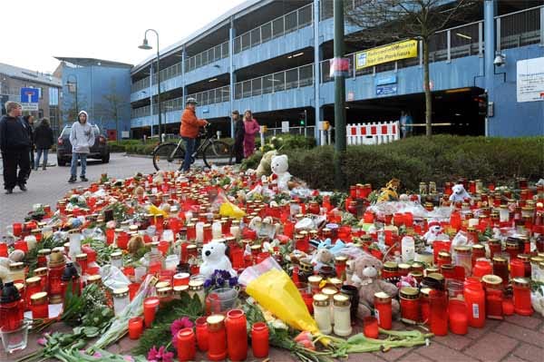 Derweil stellen Trauernde Blumen und Kerzen für das getötete Mädchen auf.
