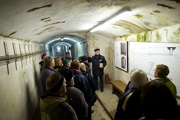 Touristen erfahren in dem Bunker viel über die Angriffe und die Anlage selbst.