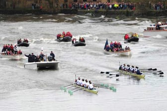 Cambridge vs. Oxford: Alljährlich ringen die Achter der Universitäten Oxford und Cambridge um den Sieg in der berühmten Ruderregatta, die 2014 bereits zum 160. Mal stattfindet. Auf dem knapp sieben Kilometer langen Themseabschnitt konnte Cambridge 81 Mal siegen, Oxford hat lediglich 77 Titel. 1877 endete der Zweikampf unentschieden.