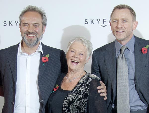 "Skyfall"-Regisseur Sam Mendes, M-Darstellerin Judy Dench: Insgesamt 45 Millionen Dollar sollen bereits im Mai 2011 - sechs Monate vor Drehstart - an Lizenzeinnahmen für den neuen James-Bond-Film fixiert worden sein.