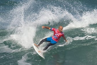 Surf-Superstar Kelly Slater (USA) zeigt seine Künste beim Rip Curl Pro Bells Beach in Australien.