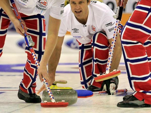 Karneval beim Curling: Die Norweger um Thomas Ulsrud mit interessanten Hosen bei den Curling Weltmeisterschaften 2012 in Basel.