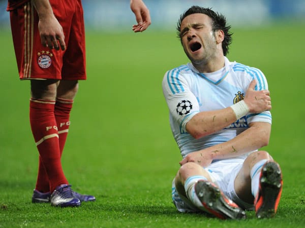 Zum Heulen: Mathieu Valbuena von Olympique Marseille sitzt mit schmerzverzerrtem Gesicht auf dem Boden. Die Frage ist nur, welche Schmerzen größer sind? Die körperlichen oder die über die Niederlage gegen den FC Bayern?
