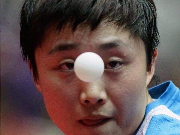 Feng Tianwei, Tischtennis-Spielerin aus Singapur, schielt bei der WM in Dortmund hochkonzentriert auf den Ball.