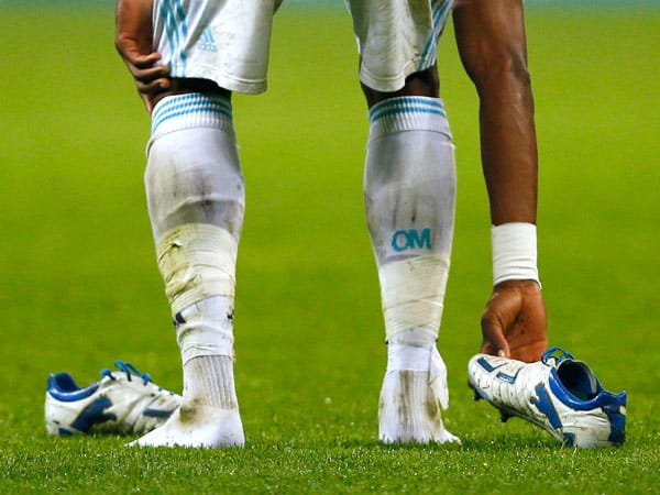 Stephane Mbia von Olympique Marseille zieht es sogar die Schuhe aus. Der FC Bayern ist eine Nummer zu groß.