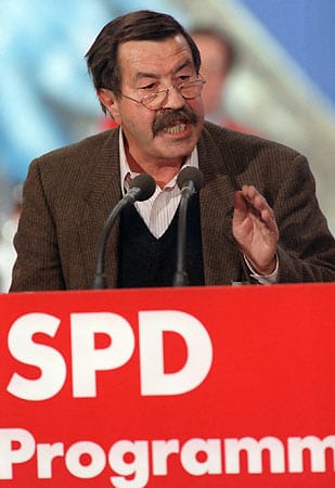 Grass tritt Anfang der 90er nach zehn Jahren Parteimitgliedschaft wegen der Asylrechtsverschärfung aus der SPD aus. Der Schriftsteller kritisiert 1997 die Asylpolitik der Bundesregierung als "demokratisch abgesicherte Barbarei".