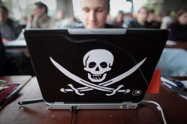 Der Erfolg der Piraten ist jedoch kein deutsches Phänomen: Denn die Gründung der schwedischen "Piratpartiet" Anfang 2006 gilt als Startschuss einer globalen Bewegung. Anfangs fordern die "Ur-Piraten" nur eine radikale Reform des Urheberrechts und mehr Informationsfreiheit im Internet.