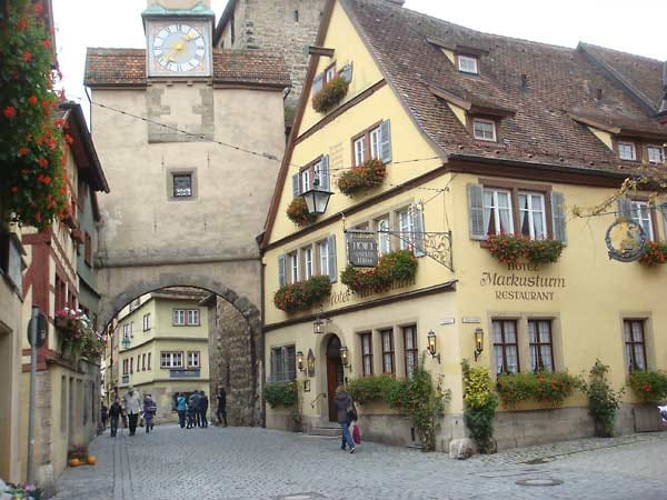 Vom "Romantik Hotel Markusturm" in Rothenburg ob der Tauber schwärmt ein Nutzer: "Wir waren mit zwei Kindern unterwegs und wir hatten ein Familienzimmer zur Verfügung. In Europa sind diese Zimmer nur schwer zu finden. Unser Zimmer, sowie das Bad war geräumig und sauber." Das Hotel ergattert Platz 9 im Ranking.