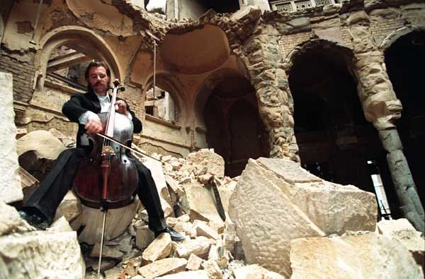 September 1992: Der Cellist Vedran Smailovic spielt zum Gedenken an die Opfer in der zerstörten Nationalbibliothek in Sarajevo.