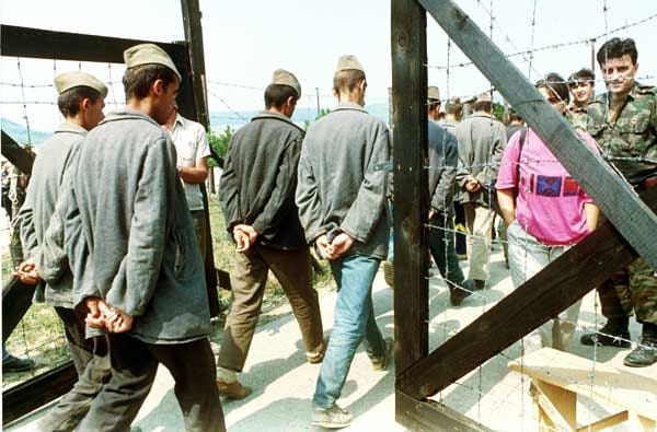Vor allem serbische Freischärler nehmen zahlreiche Gefangene - und ermorden viele von ihnen. Das Bild von August 1992 zeigt bosnische Häftlinge in einem serbischen Lager in Manjaca.