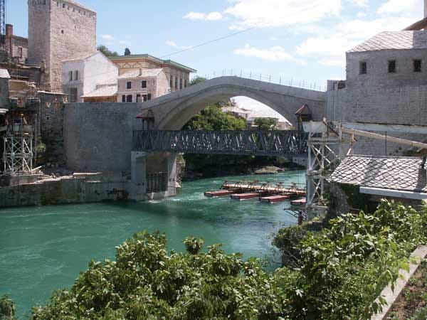 Auch die Spuren der Zerstörung sind mittlerweile fast alle beseitigt. So wurde die weltberühmte "Alte Brücke" über den Neretva-Fluss im Zentrum der Stadt Mostar mit internationaler Hilfe wieder aufgebaut. Trotzdem ist Bosnien bis heute tief gespalten.