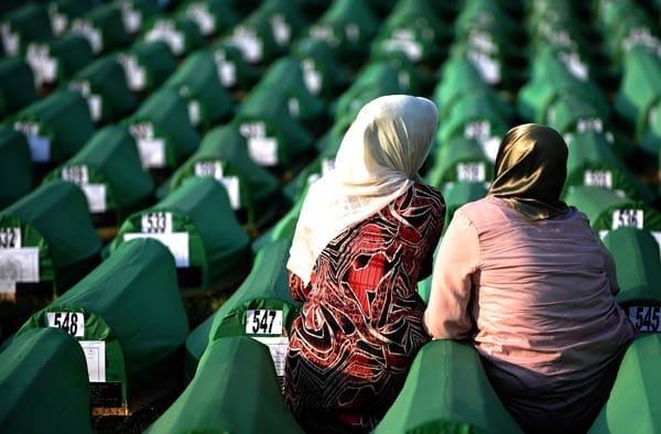 Der Konflikt weitet sich immer weiter aus. 1995 kommt es in der UN-Schutzzone Srebrenica zu einem Massaker, das heute als das schwerste in Europa seit dem Ende des Zweiten Weltkriegs gilt. Bosnisch-serbische Milizen marschieren in die Stadt ein und entführen unter den Augen niederländischer Blauhelmsoldaten 8000 muslimische Männer und Jungen. Von ihnen überlebt nur ein knappes Dutzend.