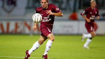 2004 unterschreibt Franck Ribéry seinen ersten Profivertrag beim FC Metz. Gleich in seiner ersten Saison ist er bester Vorlagengeber der Ligue 1.