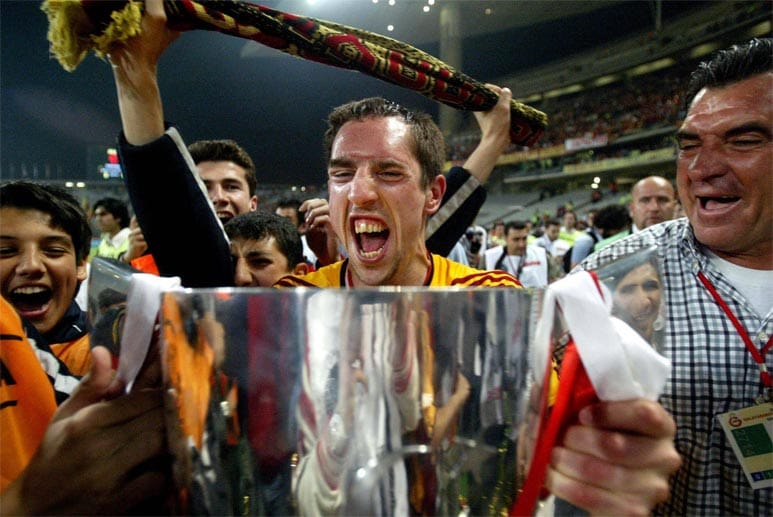 Ein Jahr später wechselt er zu Galatasary Istanbul. In der Türkei gewinnt Ribéry seinen ersten Titel. Im Endspiel steuert er sogar selbst ein Tor zum 5:1-Pokaltriumph bei.