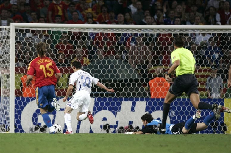 2006 seine erste Weltmeisterschaft: Im Achtelfinale gegen Spanien (3:1) gelingt ihm sein erstes Länderspieltor. Frankreich schafft – auch dank ihm – den Einzug ins Finale.