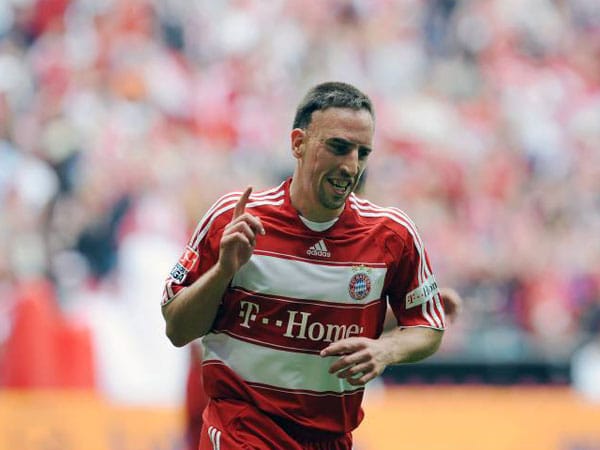 Die WM weckt das Interesse des deutschen Rekordmeisters. Für 25 Millionen Euro – eine der teuersten Bundesligaablösesummen überhaupt – wechselt Ribéry zum FC Bayern.