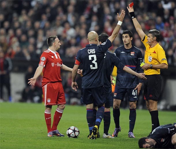 Im Champions-League-Halbfinale 2010 gegen Lyon sieht der Linksaußen wegen eines Fouls an Lisandro López die Rote Karte. Deswegen fehlt er dann im Endspiel der Königsklasse. Ein Tag nach dem verlorenen Finale verlängert er seinen Vertrag bis 2015.