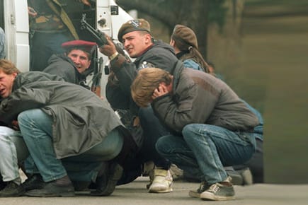 6. April 1992: Bosnische Kräfte erwidern das Feuer serbischer Scharfschützen in Sarajevo