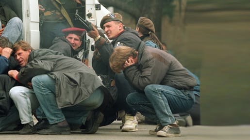 6. April 1992: Bosnische Kräfte erwidern das Feuer serbischer Scharfschützen in Sarajevo 6. April 1992: Bosnische Kräfte erwidern das Feuer serbischer Scharfschützen in Sarajevo