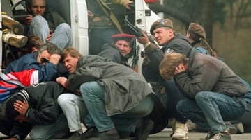 6. April 1992: Jugoslawien löst sich nach und nach auf. In Bosnien und Herzegowina geraten die Ethnien aneinander: Während viele Serben in der jugoslawischen Föderation verbleiben wollen, möchten viele Bosniaken einen eigenen unabhängigen Staat. Der Konflikt eskaliert mit der Belagerung Sarajevos. Serbische Scharfschützen feuern von den umliegenden Bergen auf die Menschen in der Stadt.