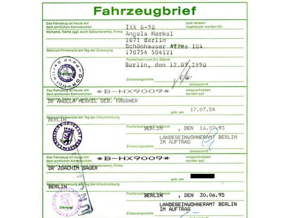 Der Beweis: Als Halter von 1990 bis 1995 ist "Dr. Angela Merkel geb. Kassner" eingetragen, anschließend wurde der Golf auf ihren Ehemann Dr. Joachim Sauer umgemeldet.