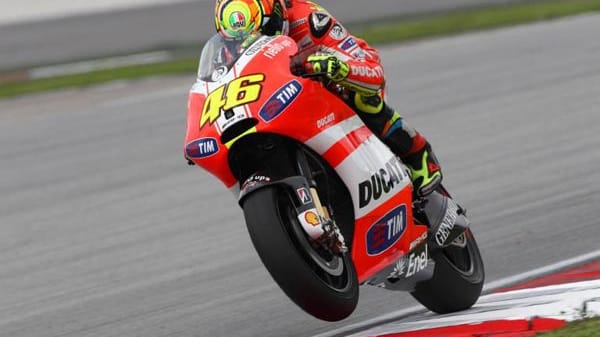 Superstar Valentino Rossi auf seiner Ducati: Die Piloten in der MotorGP sind mit "Raketen" unterwegs.