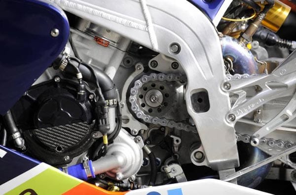 In diesem Jahr haben die Motoren in der MotoGP nicht mehr 800, sondern 1000 ccm Hubraum. Das garantiert Power ohne Ende. Eine Geschwindigkeit von über 330 km/h erreichen die Maschinen.