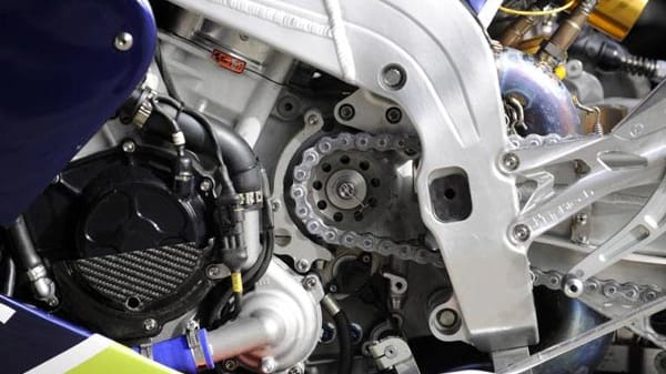 In diesem Jahr haben die Motoren in der MotoGP nicht mehr 800, sondern 1000 ccm Hubraum. Das garantiert Power ohne Ende. Eine Geschwindigkeit von über 330 km/h erreichen die Maschinen.