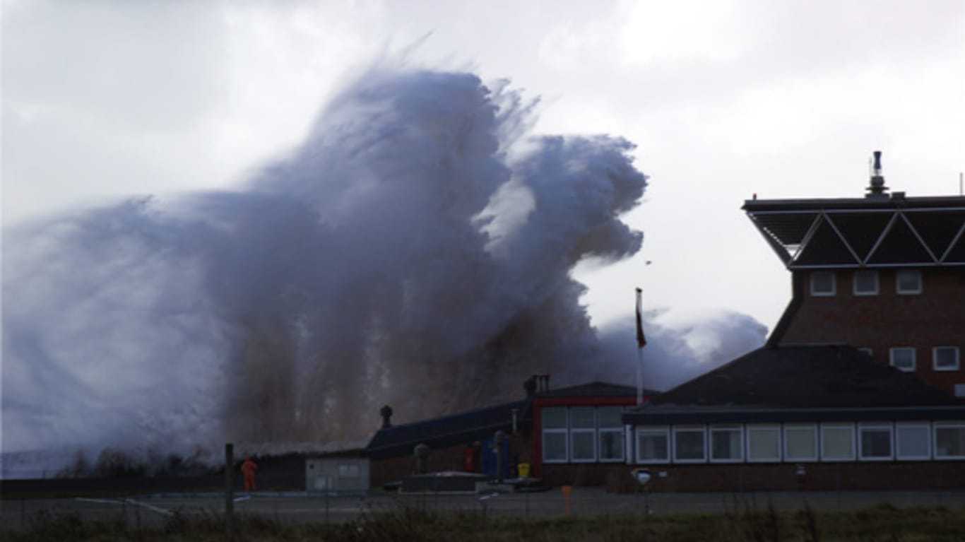 Eine riesige Welle schlägt im November 2007 auf die Westmole von Helgoland