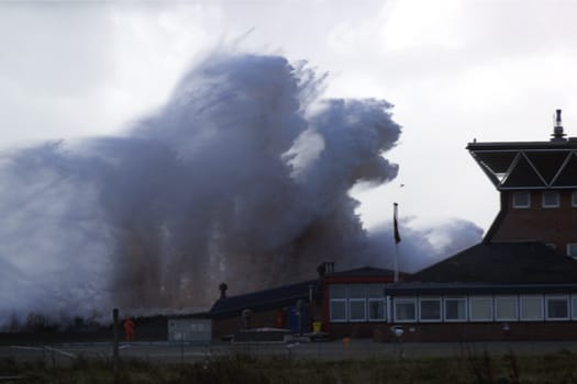 Eine riesige Welle schlägt im November 2007 auf die Westmole von Helgoland