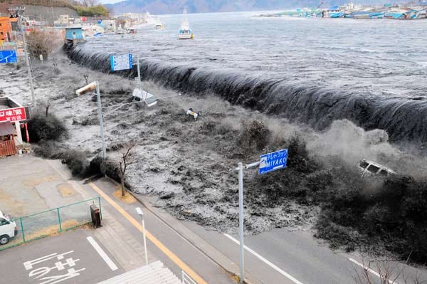 11. März 2011: Ein verheerender Tsunami verwüstet die Nordostküste Japans. Das Wort Tsunami kommt aus dem Japanischen und bedeutet "große Welle im Hafen".